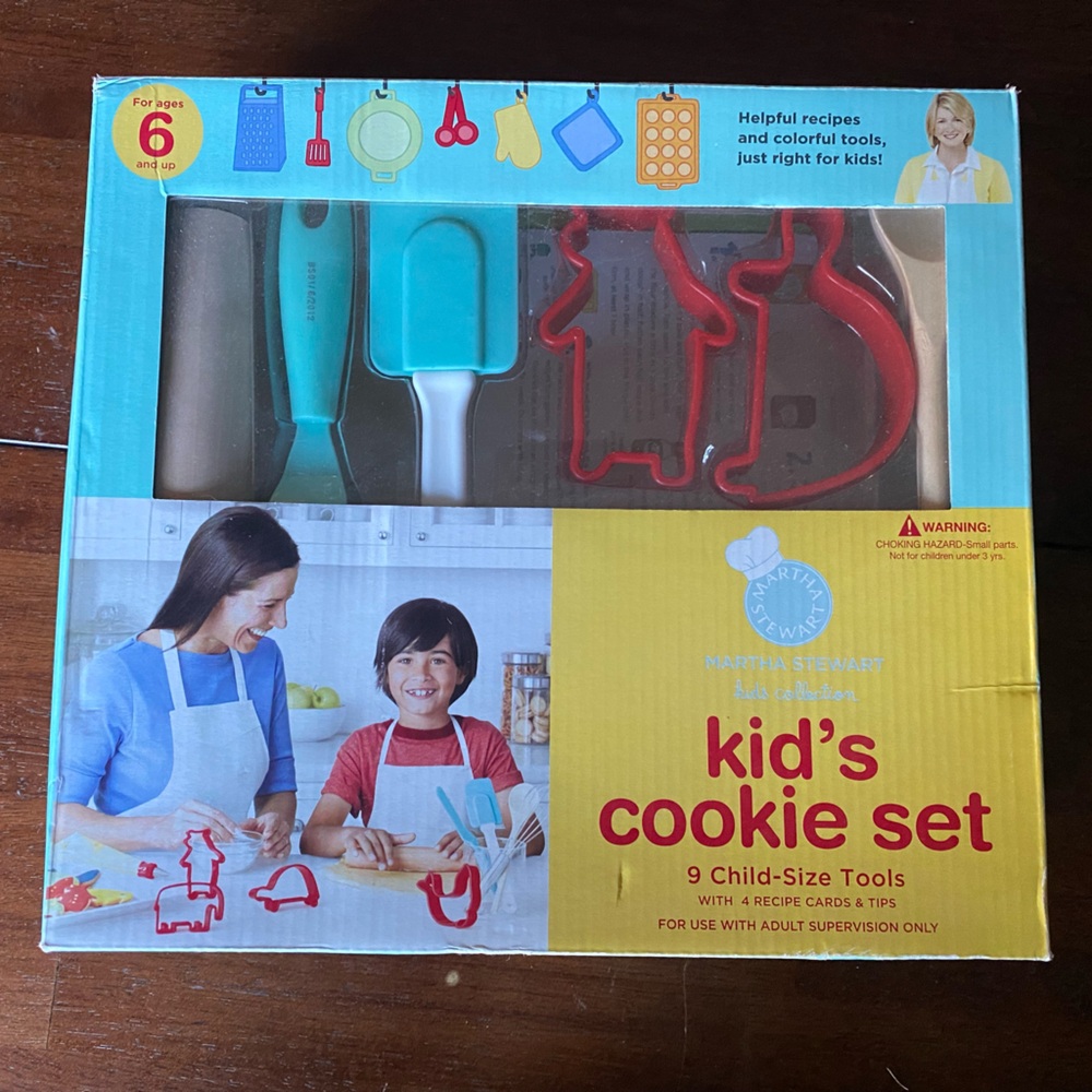 Martha Stewart kid’s cookie set, 9 childhood tools, 4 recipe cards & tips